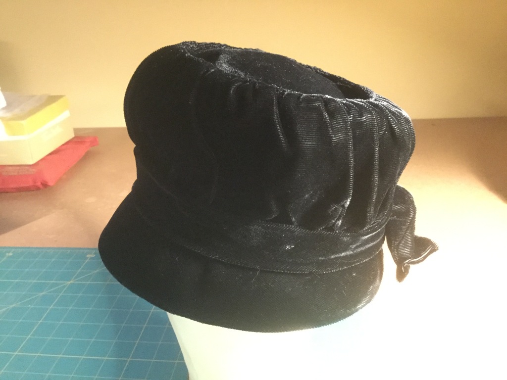 Costume Black Cloche Gathered